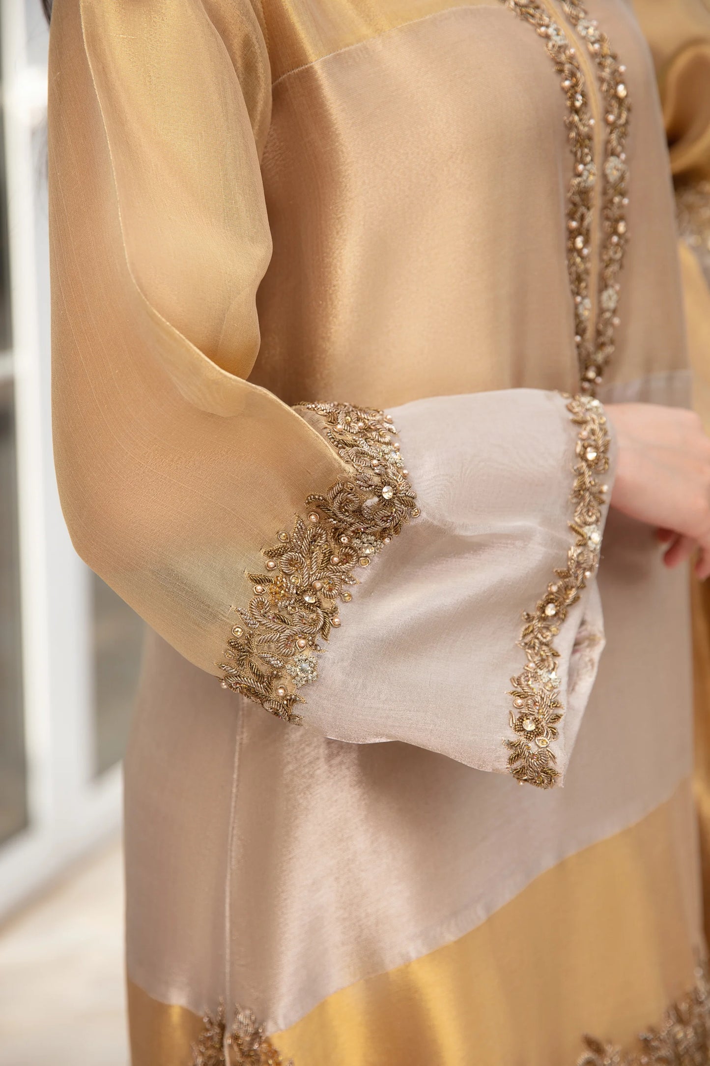 Tissue Éclat – Handcrafted Gold Tissue Ensemble